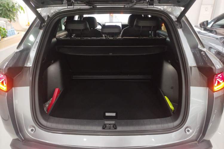 Used BYD Song L DM-i 2025 Intelligent Driving Version 112 km Beyond-Range Type
