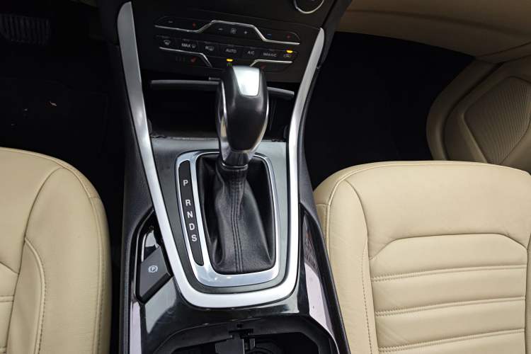 Used Ford Edge 2015 2.0T GTDi Two-Wheel-Drive High-Line Version