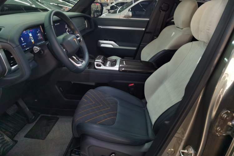 Used  G318 2024 Four-Wheel-Drive Air Suspension Model
