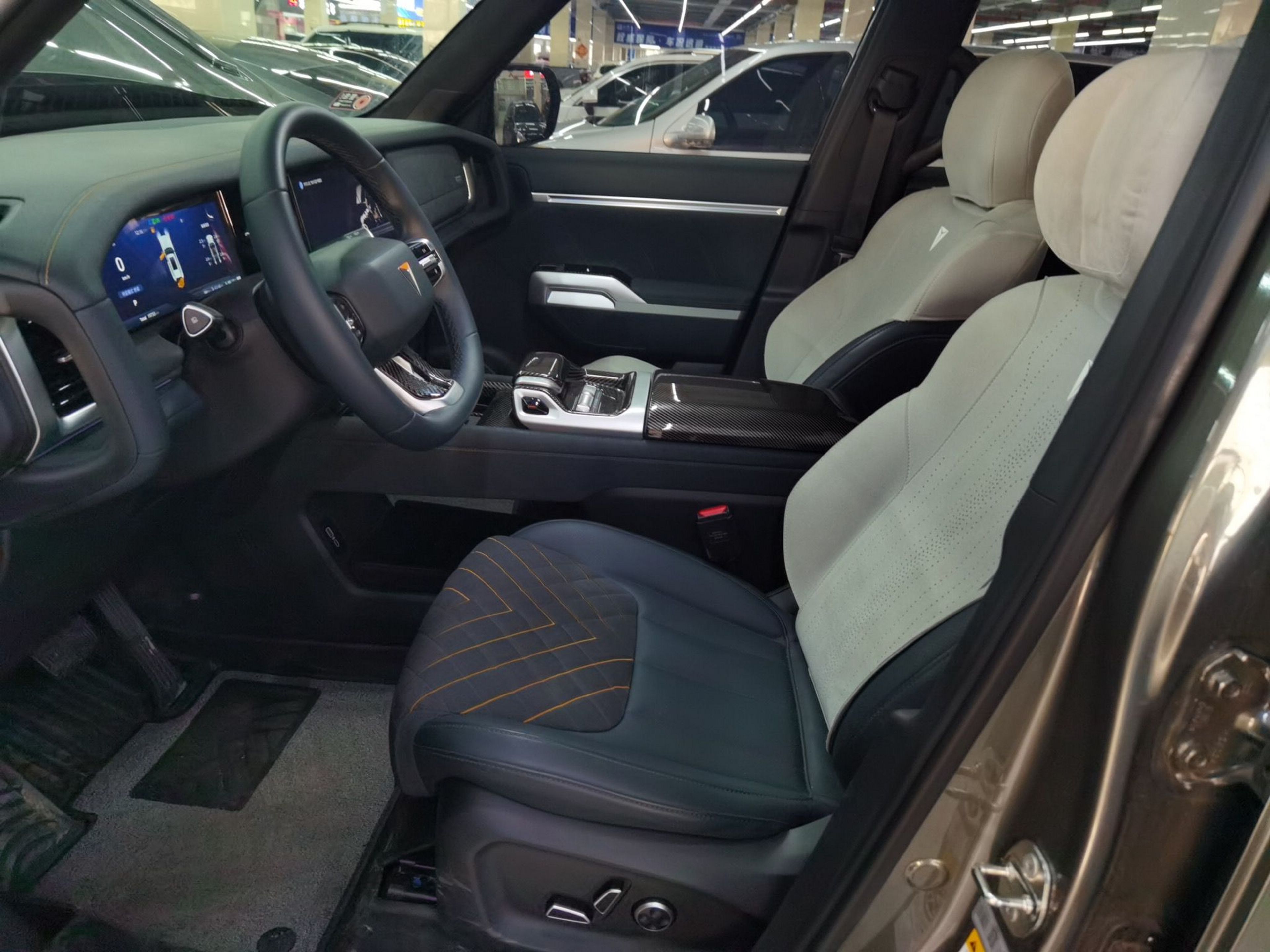 Переднее сиденье в автомобиле