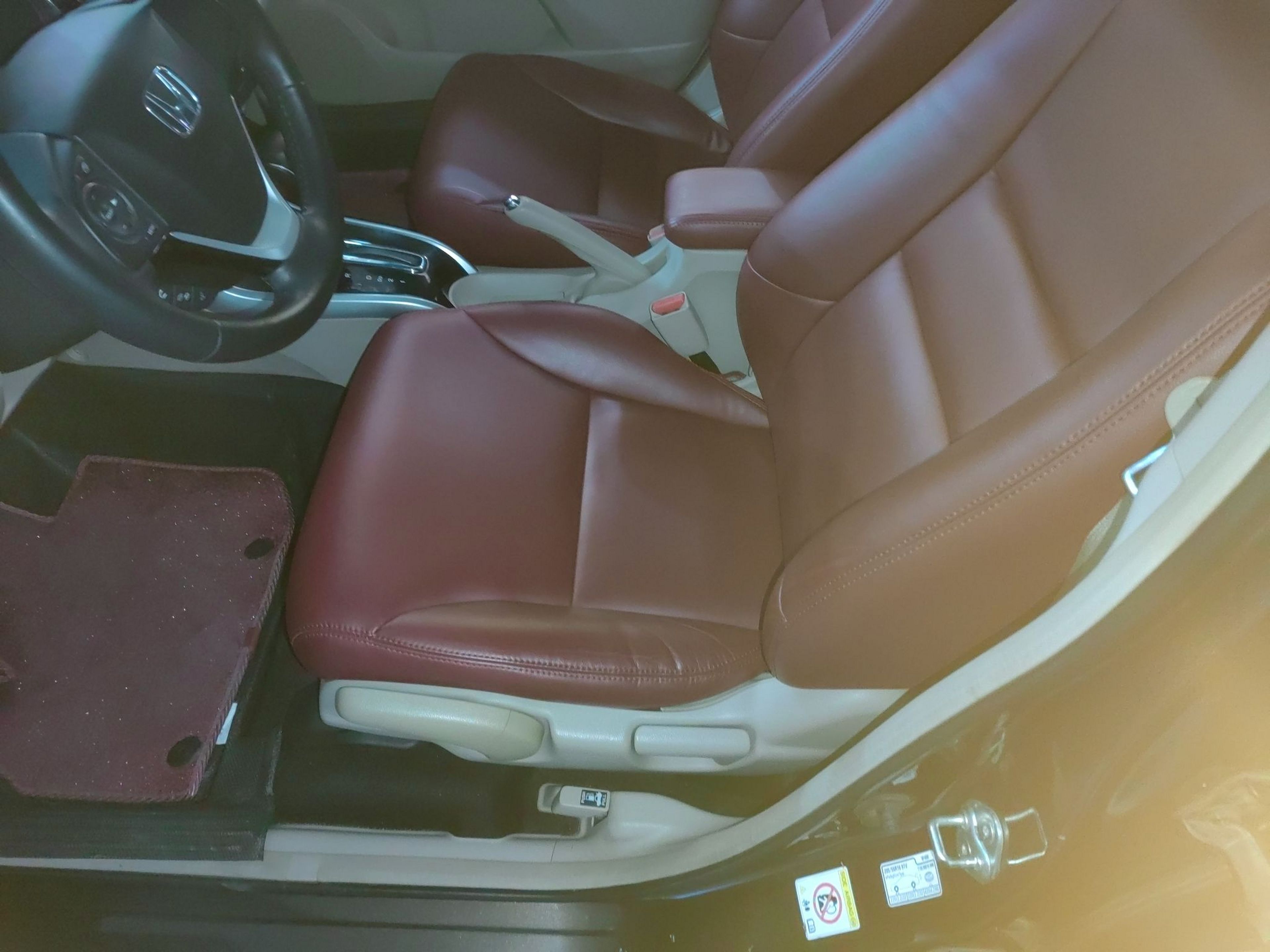 المقاعد الأمامية داخل السيارة