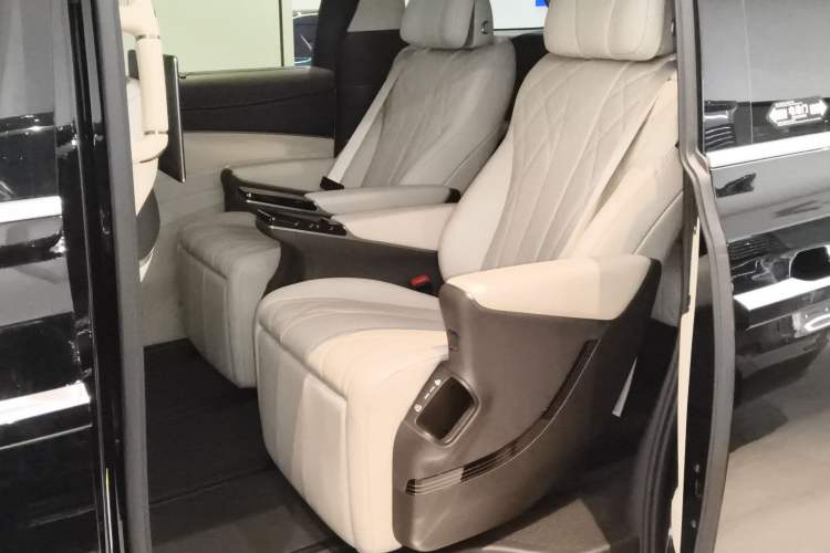 Used Denza D9 2025 DM-i Intelligent Drive 1020 Four-Wheel Drive Flagship Model
