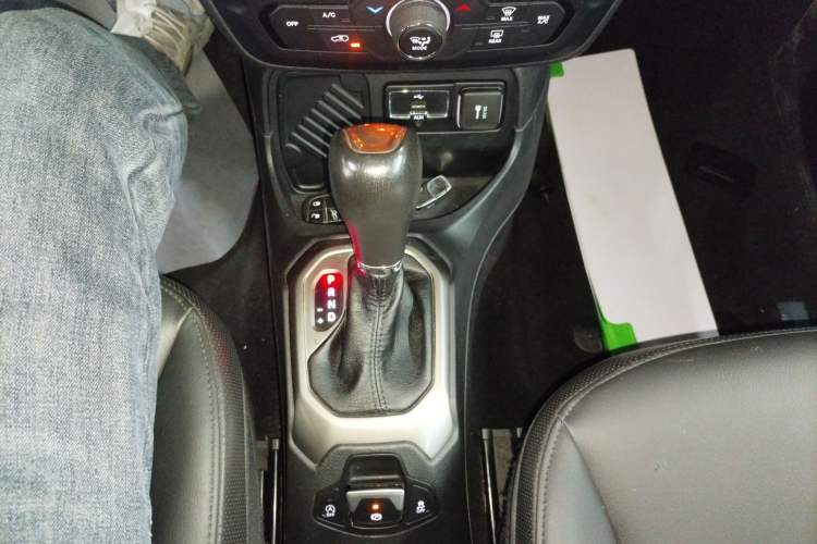 Used  Renegade 2019 220T Automatic Elite Edition
