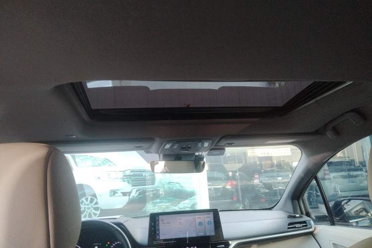 Used Toyota Granvia 2022 2.5L Hybrid Premium Edition
