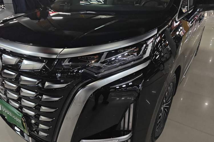 Used Denza D9 2022 DM-i 1040 Prestige Model
