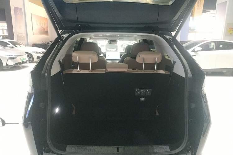 Used XPeng X9 2024 702 Ultra-Long Range Max
