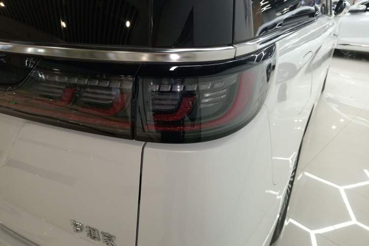 Used VOYAH Dream 2025 PHEV Four-Wheel Drive Prestige Kunpeng Edition
