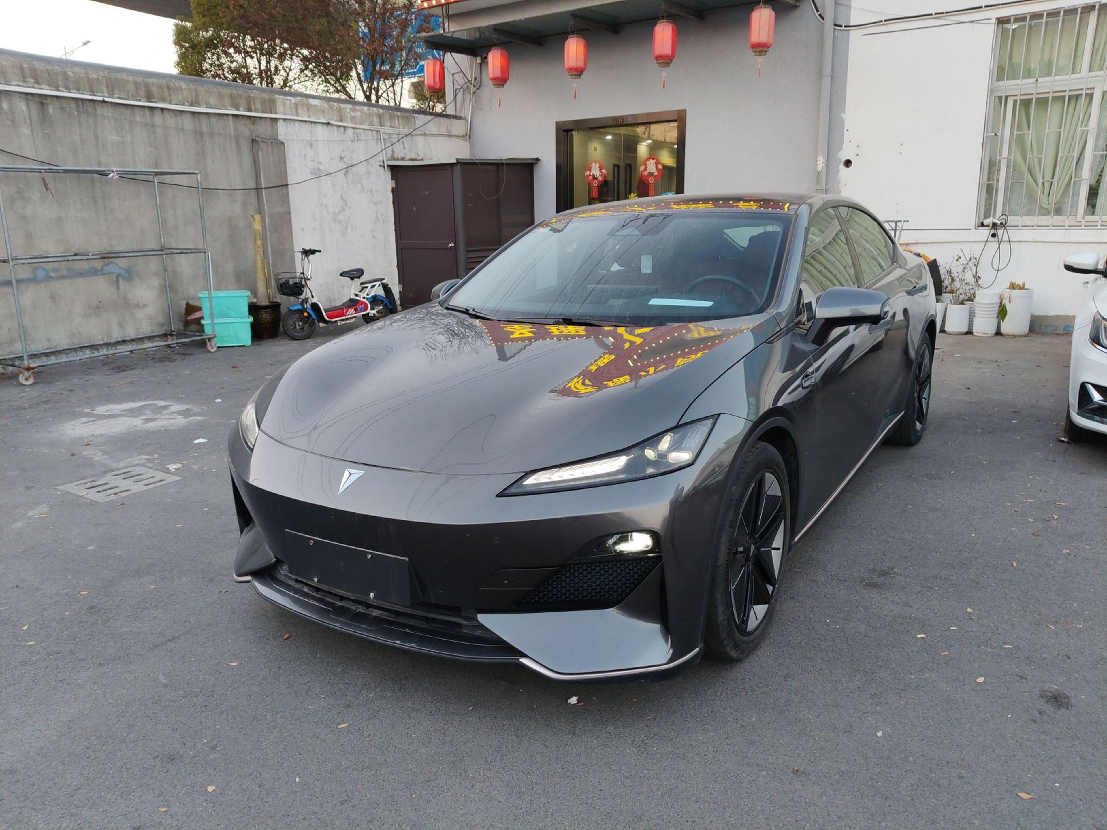 Под передней частью автомобиля