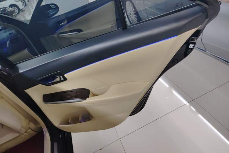 Used Toyota Camry 2015 Dual-Engine 2.5 HG Luxury Navigation Edition
