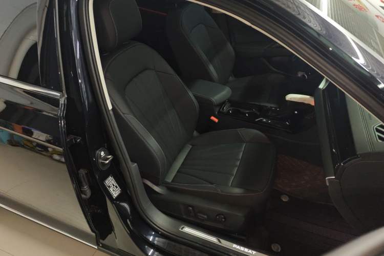 Used Volkswagen Passat 2025 Outstanding Model 380TSI Dragon Glory Edition
