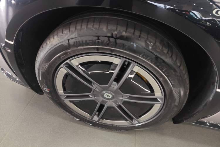 Used  YU7 2025 Ultra-Long Range High-Performance All-Wheel-Drive Max Edition
