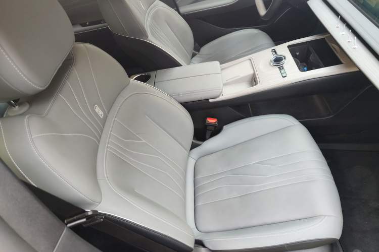 Used  E8 2024 550 km Range Rear-Wheel-Drive PRO