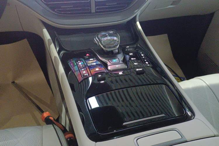 Used Denza D9 2024 DM-i 980 Four-Wheel Drive Flagship Model
