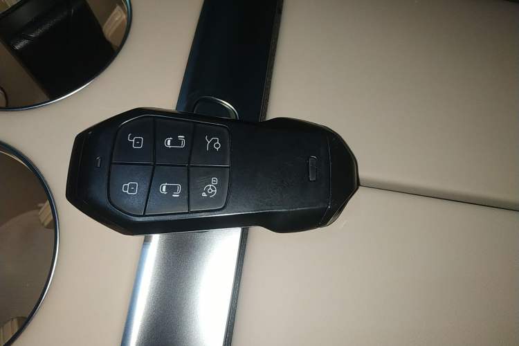 Used XPeng X9 2025 740 Ultra-Long Range Max
