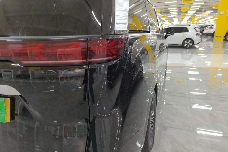 Used Denza D9 2022 DM-i 970 Four-Wheel Drive Flagship Model
