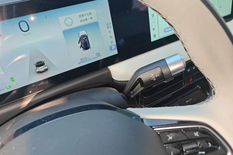 Used Geometry E Firefly 2024 401 km Fluorescent
