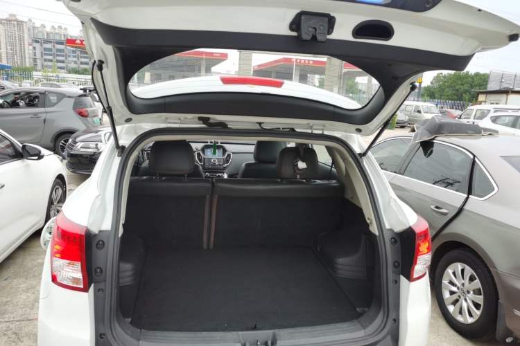 Used Huatai Santa Fe 2016 1.5T Gasoline Manual Two-Wheel Drive Smart Enjoyment i3 Model
