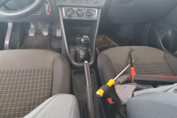 Used Volkswagen Polo 2016 1.6L manual Comfort trim level