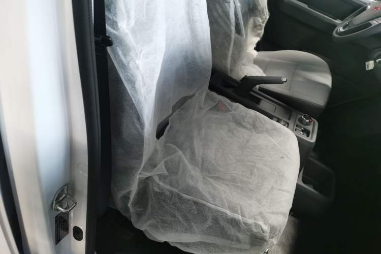 Used Wuling Yangguang 2024 300KM Comfort Version Passenger Van 75kW
