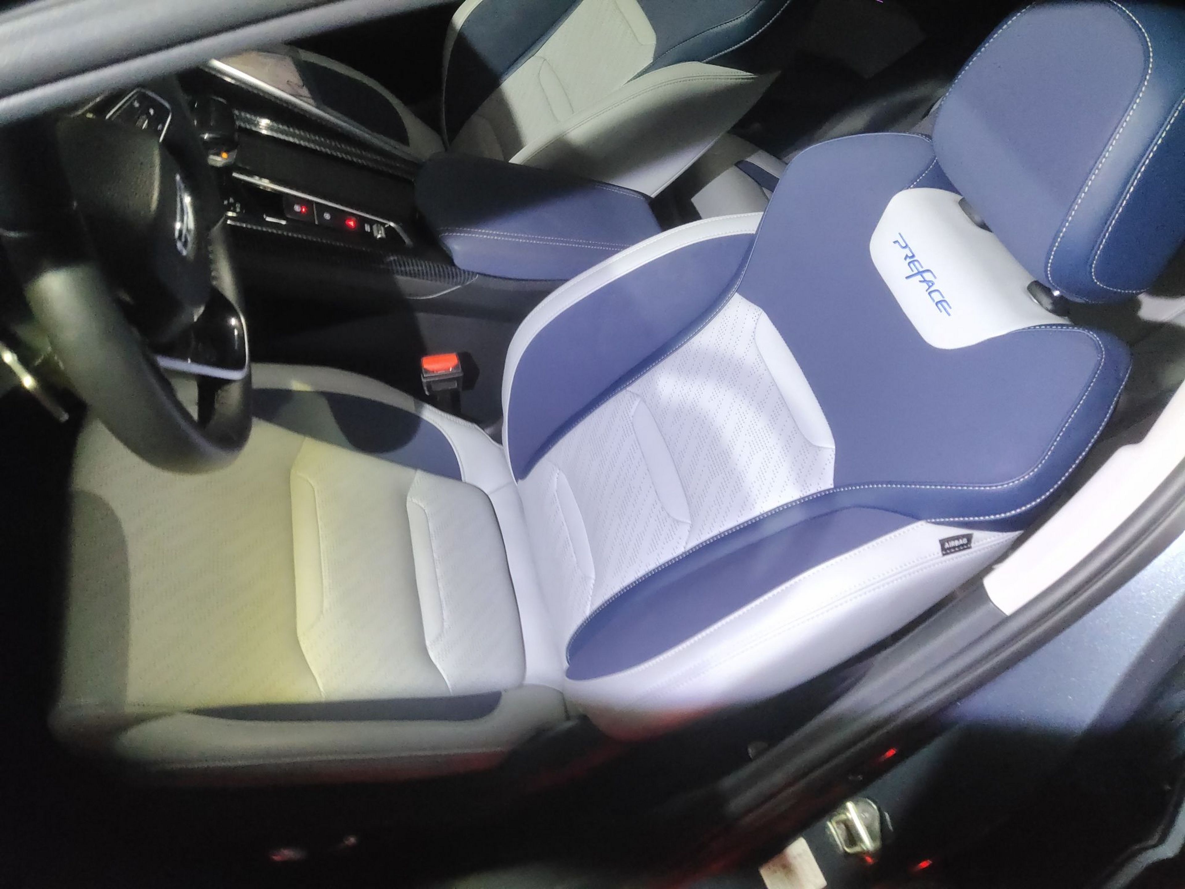 المقاعد الأمامية داخل السيارة