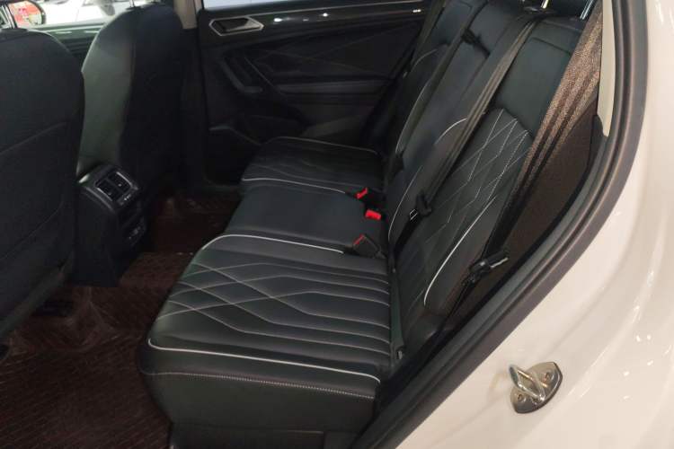 Used Volkswagen Tiguan L 2024 Outstanding Model 330TSI Automatic Two-Wheel Drive R-Line Dragon Glory Edition
