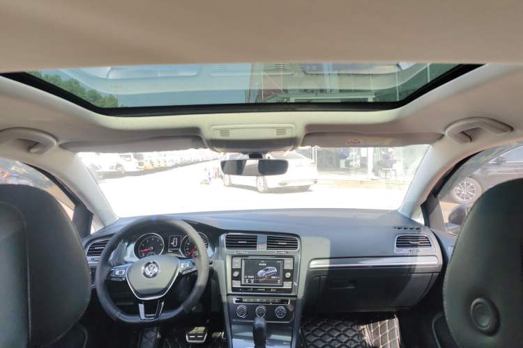 Used Volkswagen Golf 2018 230TSI Automatic Luxury Version
