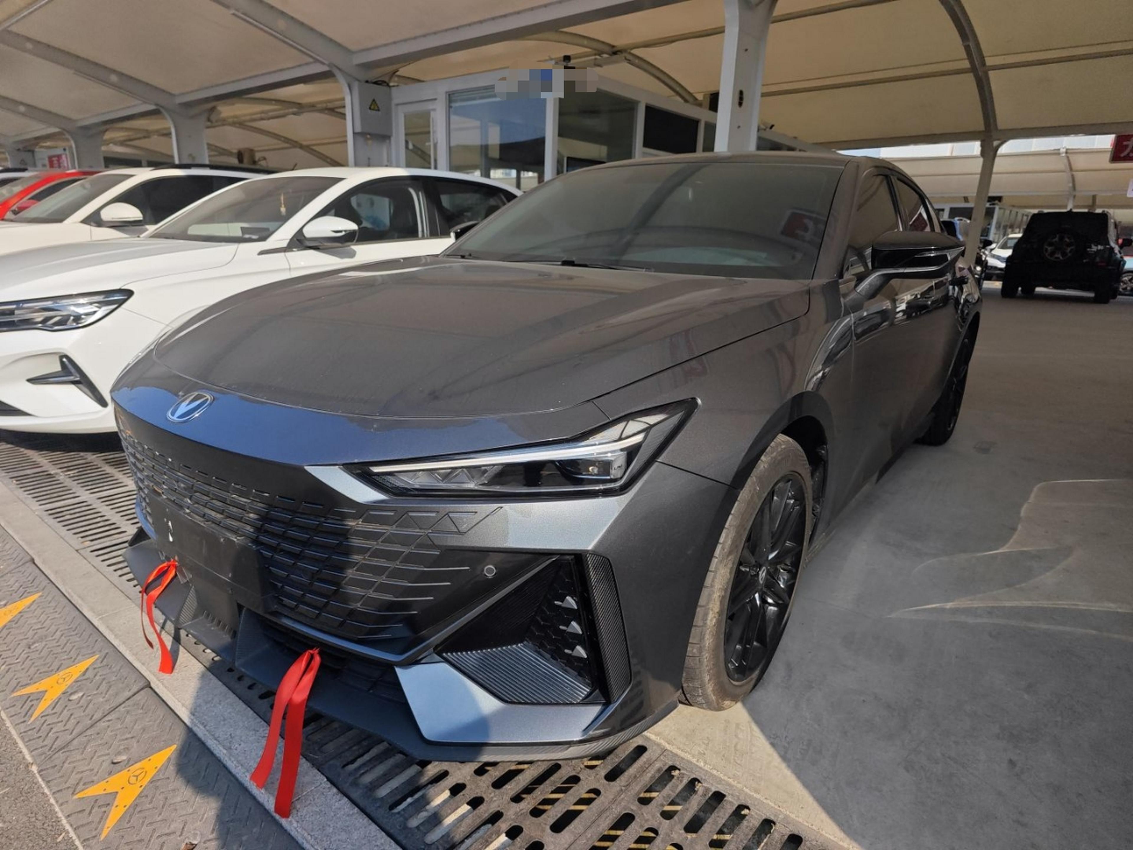 Под передней частью автомобиля