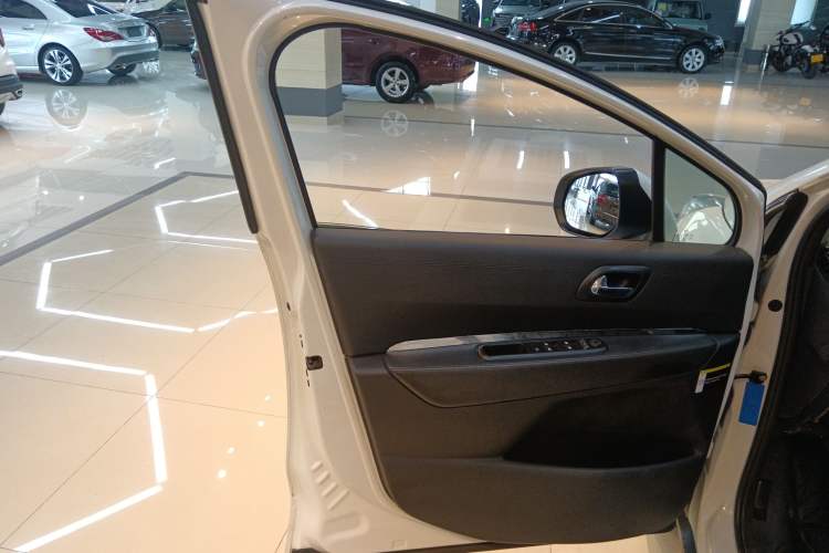 Used Peugeot 3008 2013 2.0L Automatic Classic Edition
