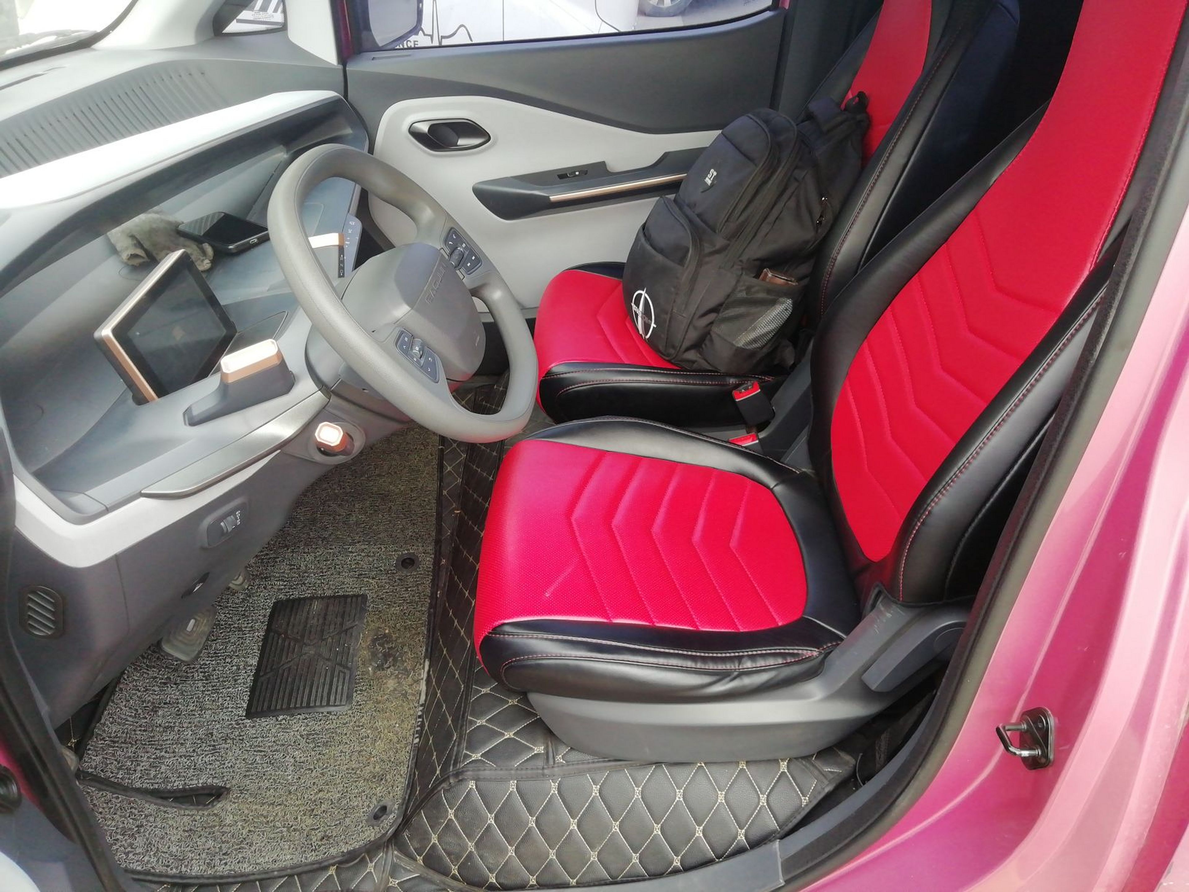 المقاعد الأمامية داخل السيارة