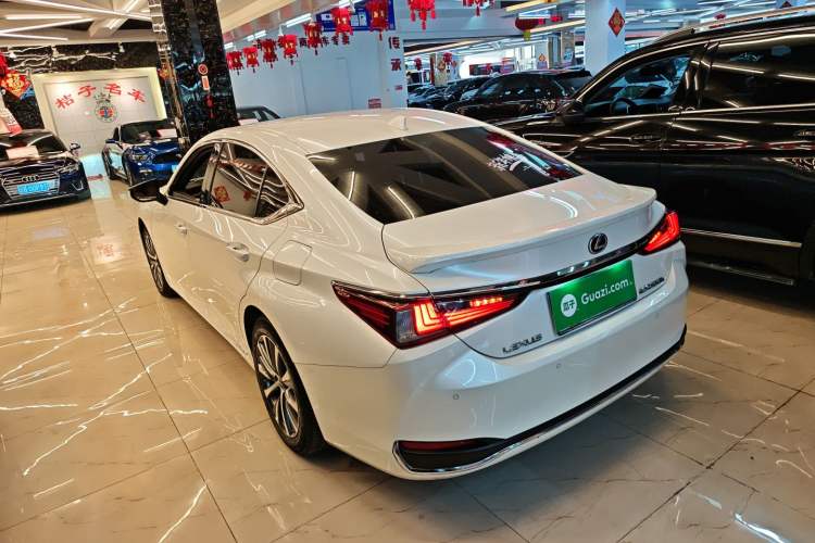 Used Lexus ES 2020 300h Premier Edition

