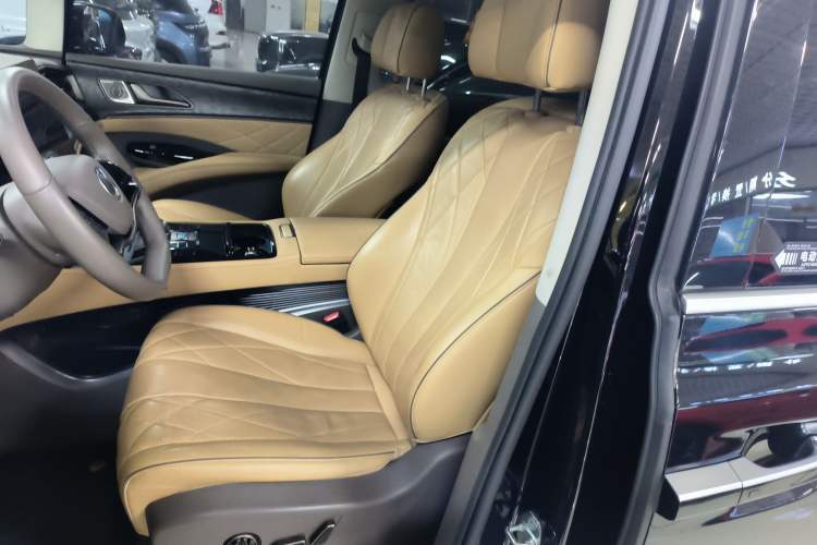 Used Denza D9 2022 DM-i 1040 Prestige Model
