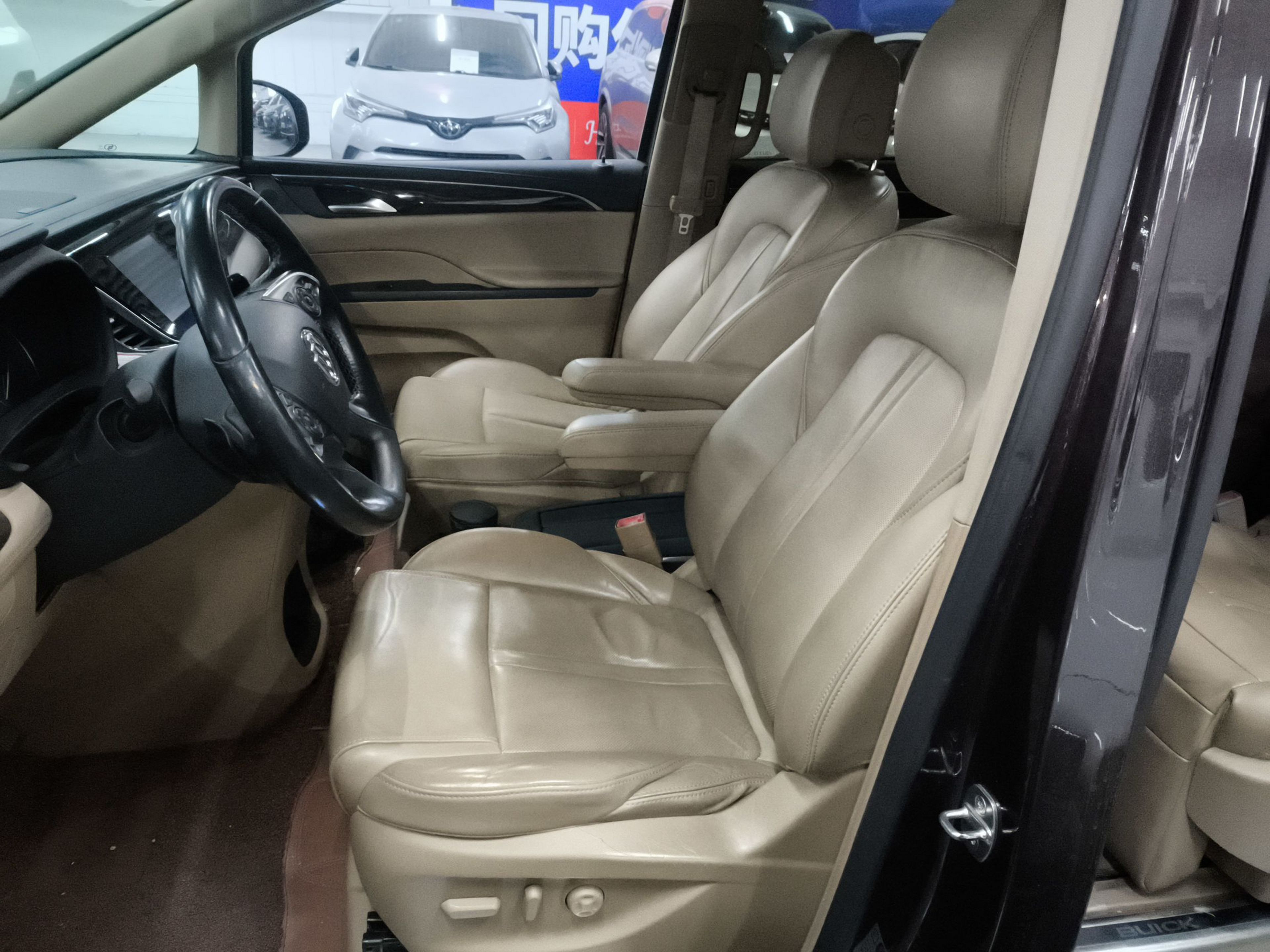 المقاعد الأمامية داخل السيارة