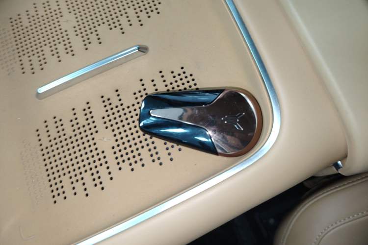 Used VOYAH Dream 2025 PHEV Four-Wheel Drive Prestige Kunpeng Edition
