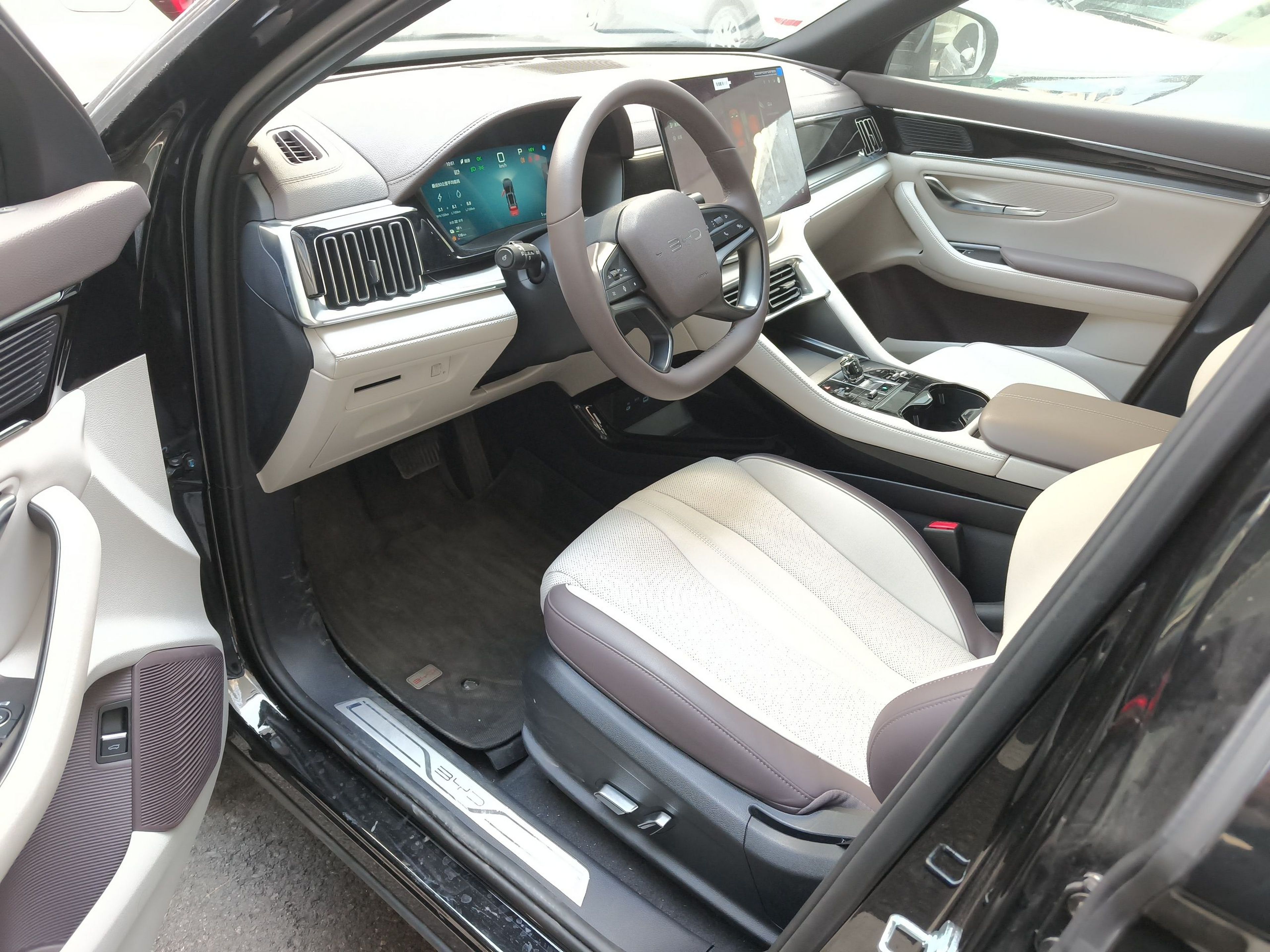 المقاعد الأمامية داخل السيارة