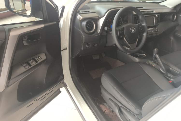 Used Toyota RAV4 2019 2.0L CVT Two-Wheel Drive Luxury Version China VI Standard
