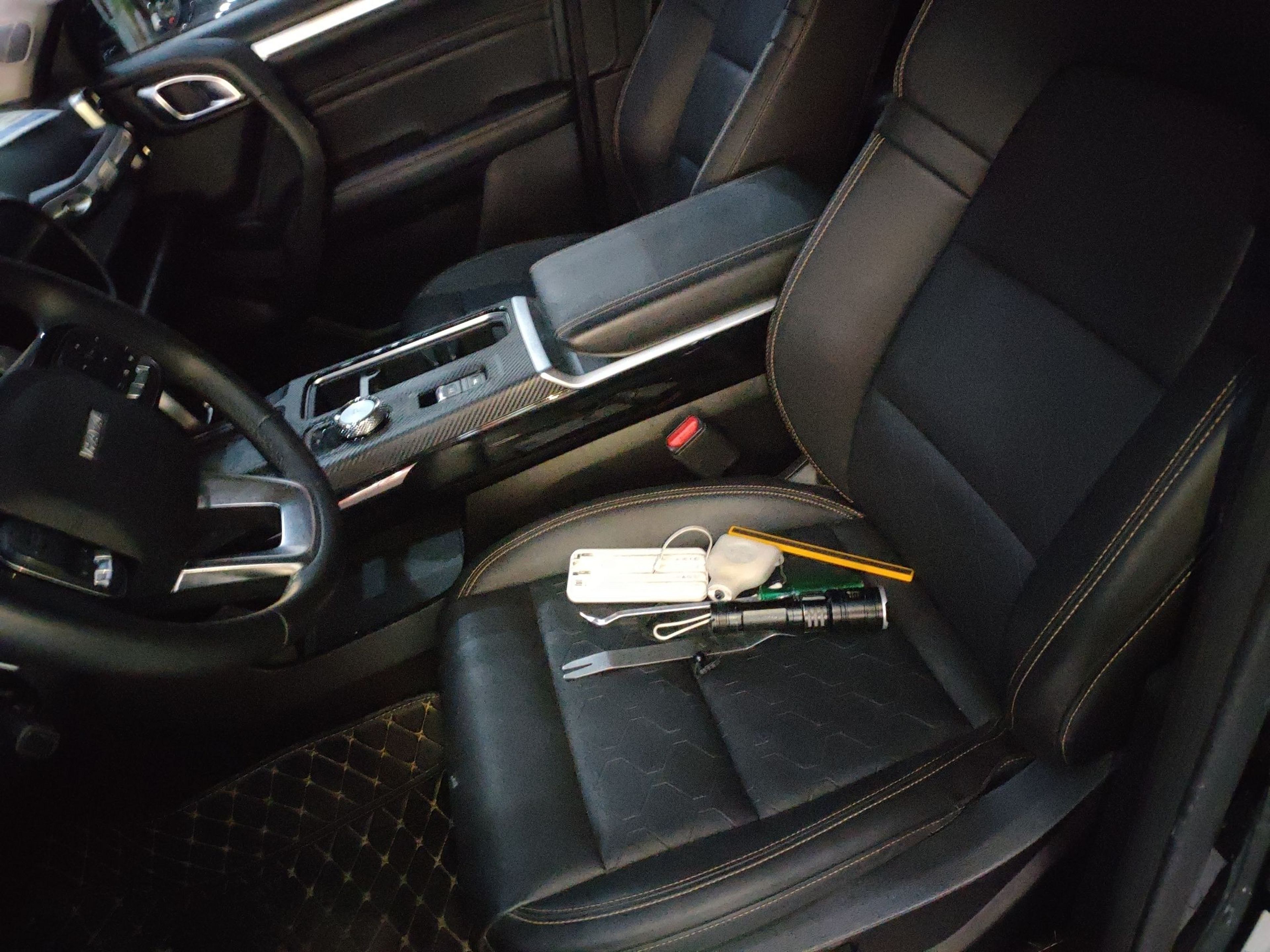 المقاعد الأمامية داخل السيارة