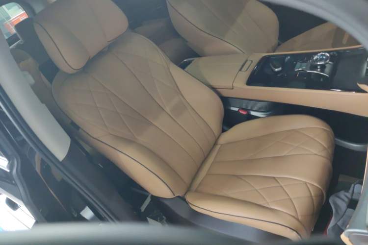 Used Denza D9 2024 DM-i 980 Four-Wheel Drive Prestige Model
