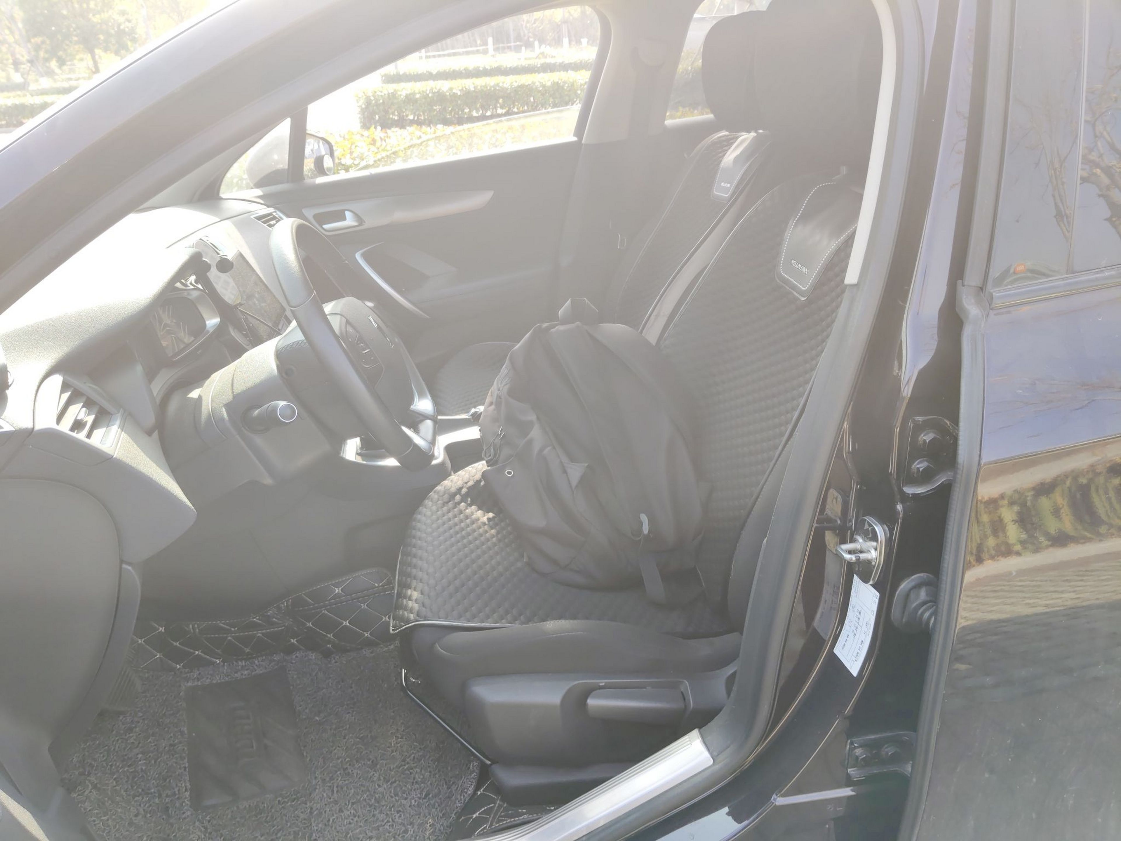 المقاعد الأمامية داخل السيارة