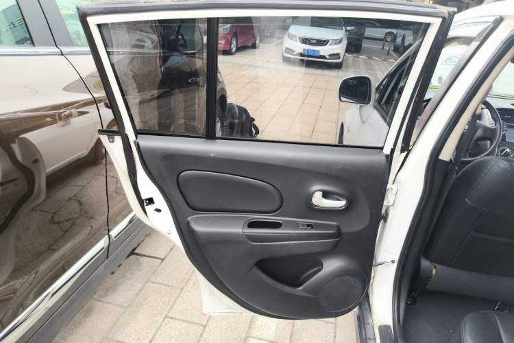 Used Venucia R50 2015 1.6L Manual Fashion Edition
