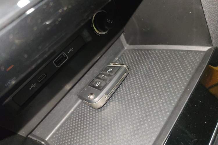 Used Volkswagen Tiguan L 2024 Outstanding Model 330TSI Automatic Two-Wheel Drive R-Line Dragon Glory Edition
