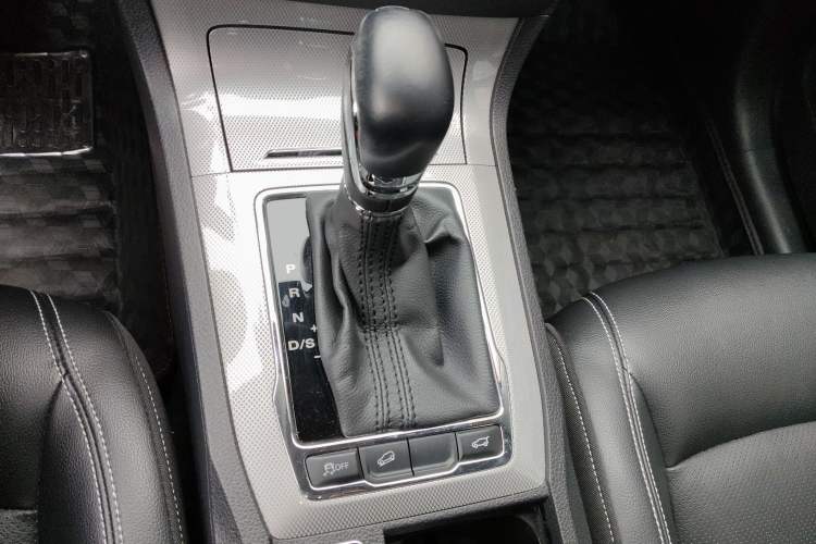 Used Roewe RX5 2016 30T Two-Wheel Drive Automatic Internet Smart Edition
