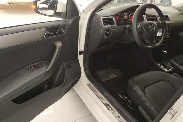 Used Volkswagen Santana 2015 Haval H6 1.6L Automatic Comfort Model
