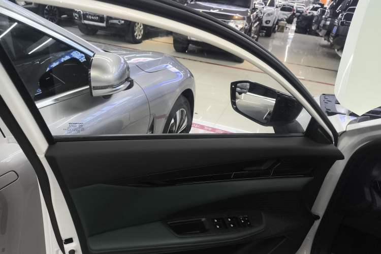 Used Changan UNI-V iDD 2024 Blue Whale Smart Electric iDD 136km Luxury Model
