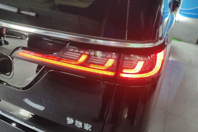 Used VOYAH Dream 2025 EV Four-Wheel Drive Flagship Kunpeng Edition
