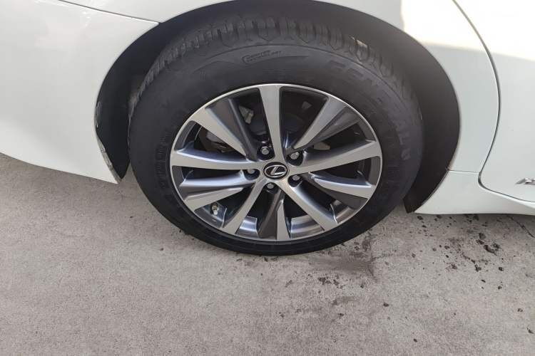 Used Lexus ES 2015 300h Comfort Edition
