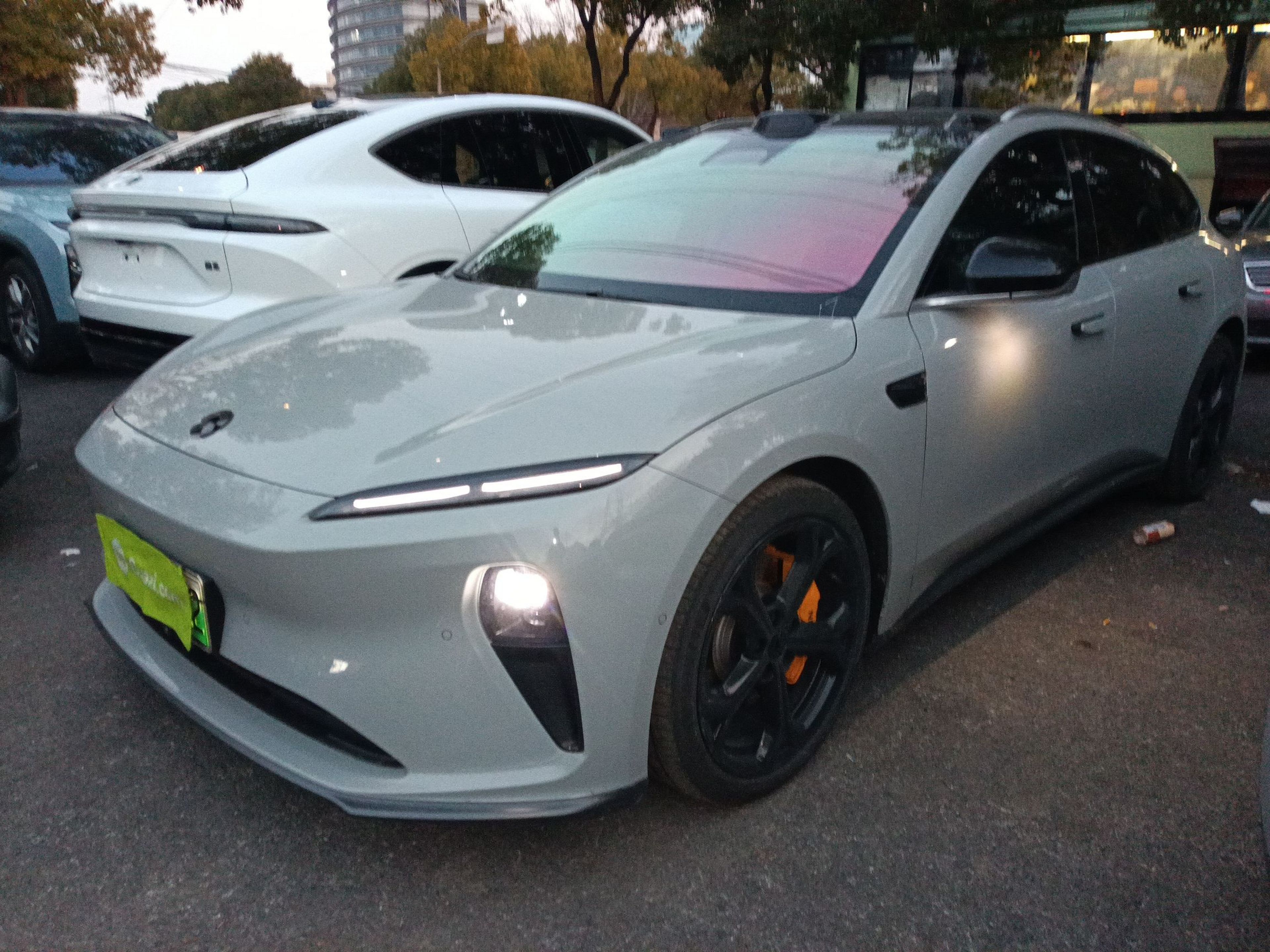 Под передней частью автомобиля