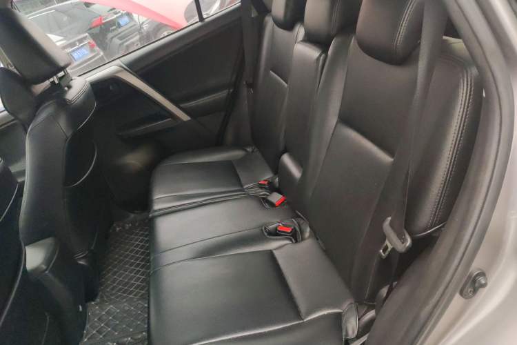 Used Toyota RAV4 2016 2.0L CVT Two-Wheel Drive Fashion Edition China V Standard
