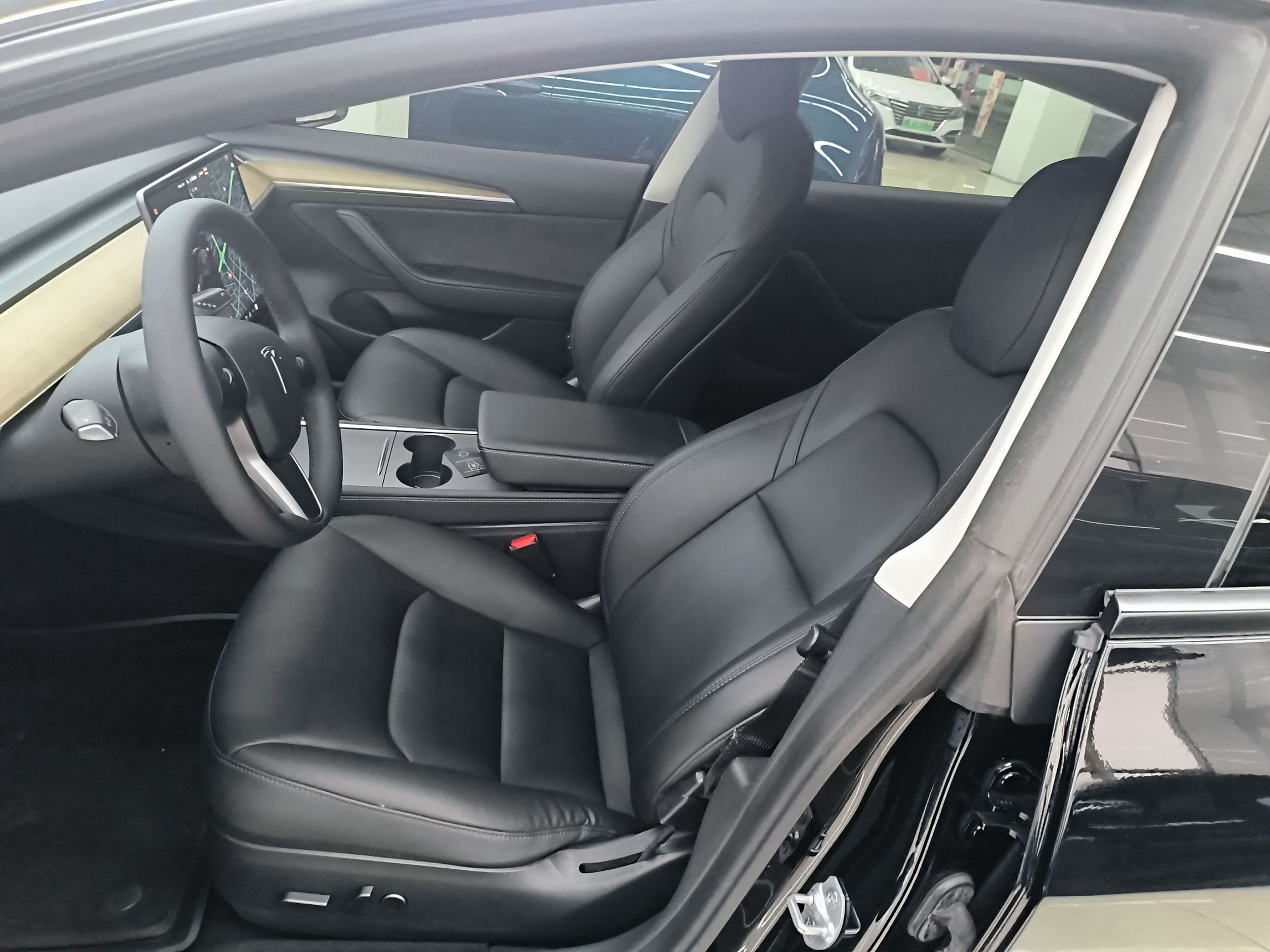 Переднее сиденье в автомобиле