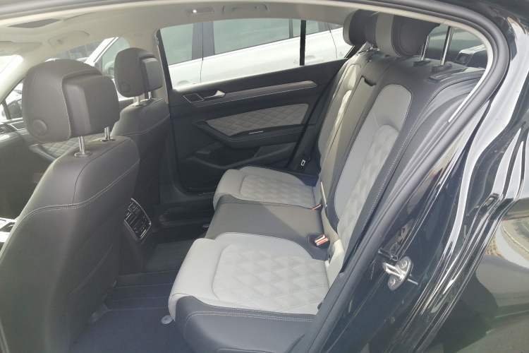 Used Volkswagen Magotan 2023 2 Million Units Limited Edition 330TSI DSG Leading Version
