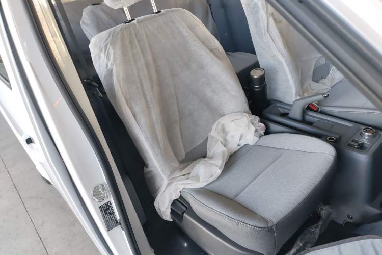 Used Wuling Yangguang 2024 300KM Comfort Version Passenger Van 75kW
